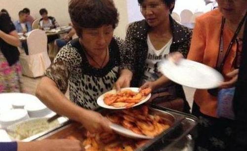 中缅边境大妈吃瓜事件