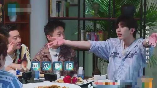 两女打架当场吃瓜事件视频,两女街头互殴，围观群众现场“吃瓜”