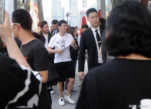 两女打架当场吃瓜事件视频,两女街头互殴，围观群众现场“吃瓜”